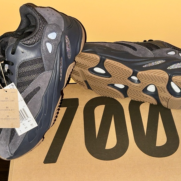 Yeezy 700 brand new w/tags and original box